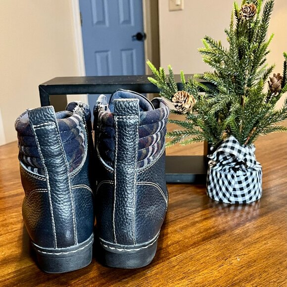 Clarks Whistle Bea Navy Ankle Boots Contrast Stitching, Quilted Plaid Size 8.5 - Picture 4 of 5